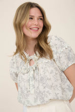 Load image into Gallery viewer, FLORAL PRINT SCALLOP TRIM DOUBLE FRONT TIE BLOUSE: NATURAL
