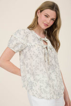 Load image into Gallery viewer, FLORAL PRINT SCALLOP TRIM DOUBLE FRONT TIE BLOUSE: NATURAL
